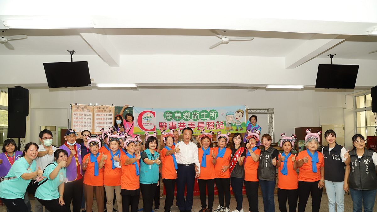嘉義縣政府舉辦「一鹿相伴˙嘉憶友善」青銀成果發表,縣長翁章梁親自為失智友善種子師資授證。(圖/嘉義縣政府衛生局提供) 嘉義縣政府舉辦「一鹿相伴˙嘉憶友善」青銀成果發表,縣長翁章梁親自為失智友善種子師資授證。(圖/嘉義縣政府衛生局提供)