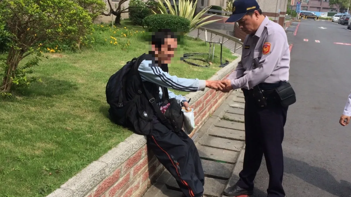 男蒼白虛弱枯坐路邊 熱心員警關心助就醫