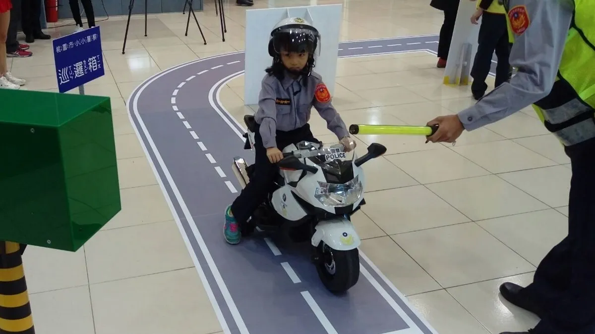 萌翻了! 小小警察騎迷你車巡邏