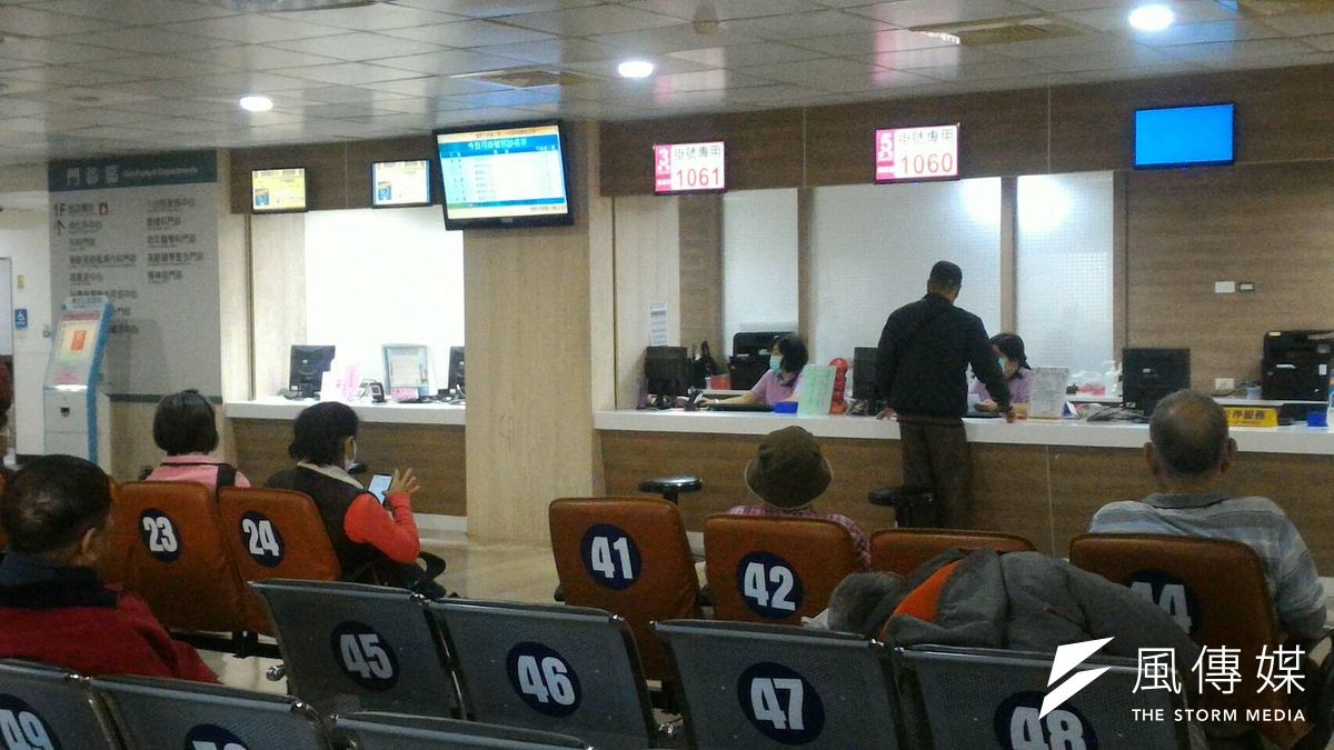 定期測量體溫、保持場域通風與定期消毒等基本工作,並請隨時關注市府發布之防疫訊息。(圖/徐炳文攝) 定期測量體溫、保持場域通風與定期消毒等基本工作,並請隨時關注市府發布之防疫訊息。(圖/徐炳文攝)