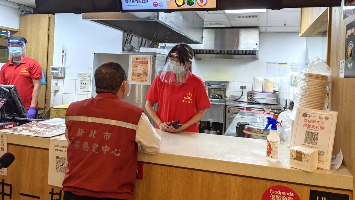 新北市百貨賣場美食街,服務人員除了配戴口罩以外亦需配戴面罩等。(圖/新北市經發局提供) 新北市百貨賣場美食街,服務人員除了配戴口罩以外亦需配戴面罩等。(圖/新北市經發局提供)