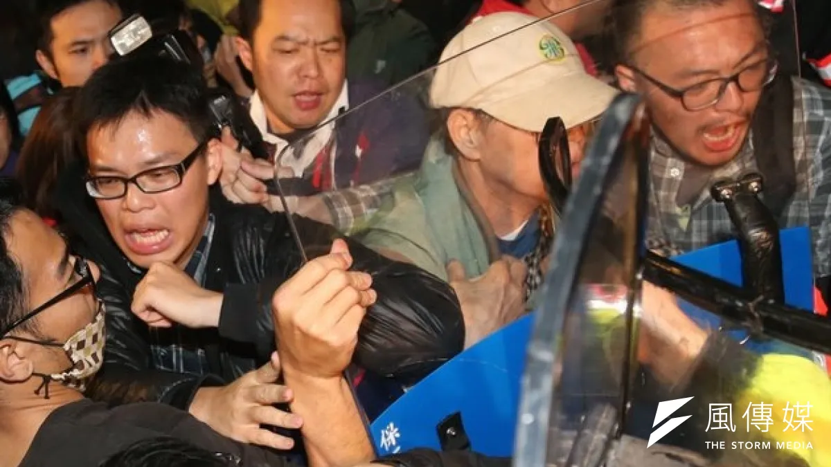 外媒關注並快速報導學生攻占行政院及政府的驅離行動。(吳逸驊攝)