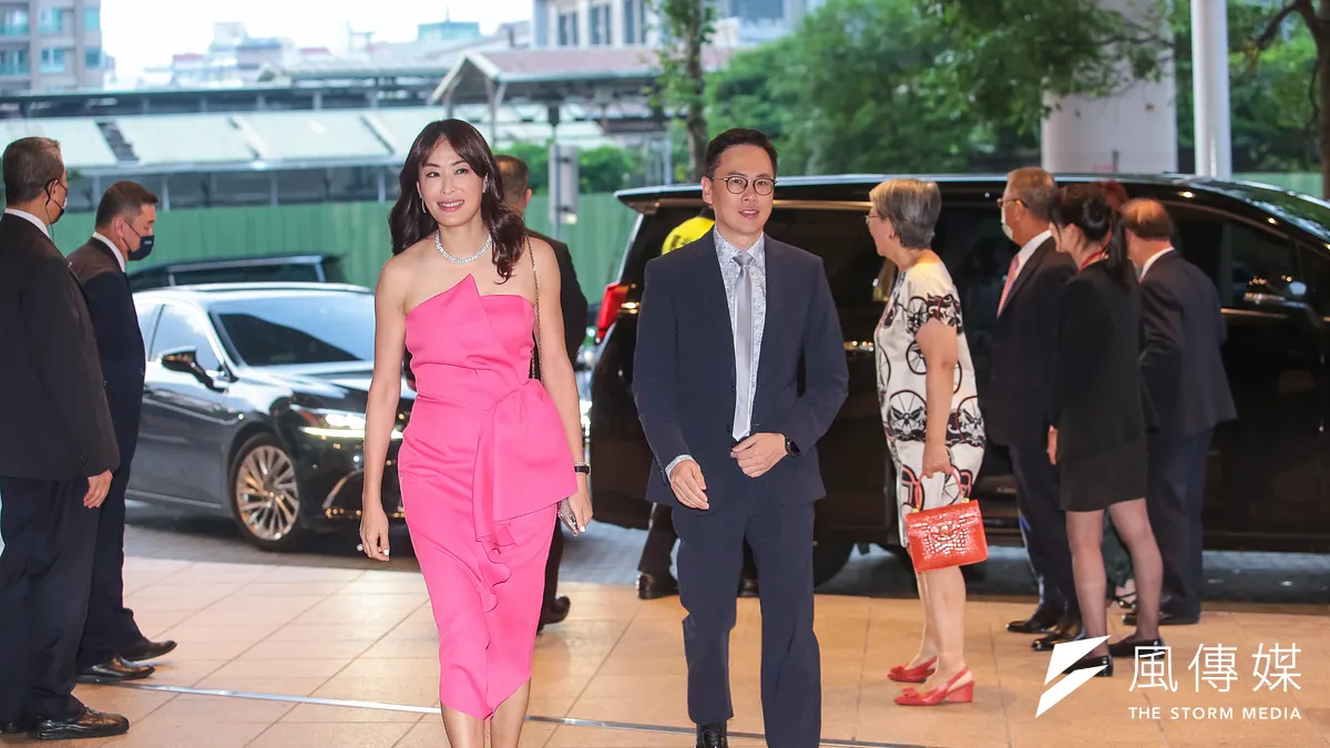 賈永婕(左)と夫の德杰グループ若手経営者、王兆杰氏(右)。(資料写真、顏麟宇撮影)