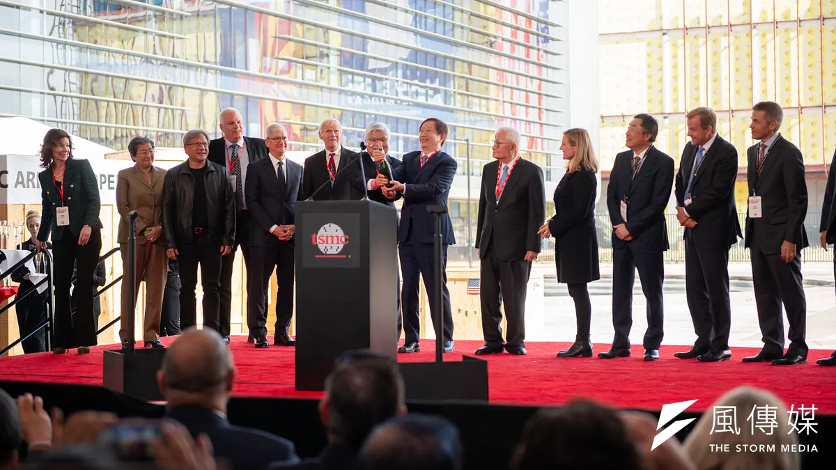 美國總統拜登出席台積電進機典禮,與台積電創辦人張忠謀、台積電董事長劉德音、台積電總裁魏哲家同框。(圖/台積電提供)