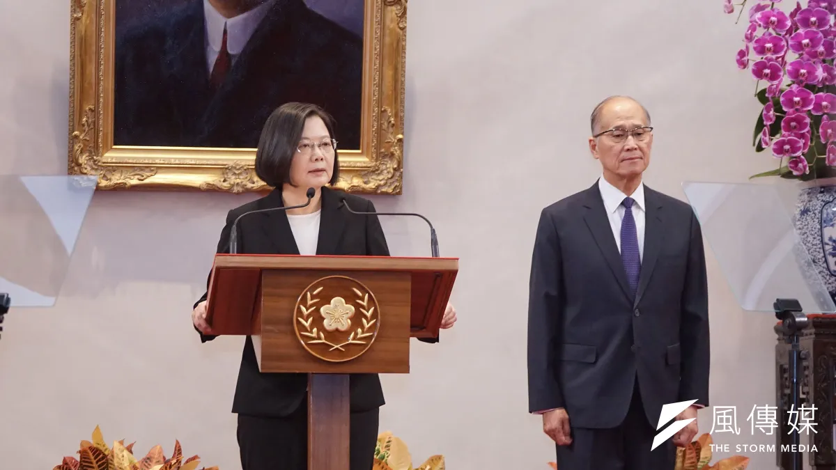 李大維(右)在蔡英文政府歷任外交部長、國安會秘書長、海基會董事長、總統府秘書長,深受蔡英文倚重。(盧逸峰攝)