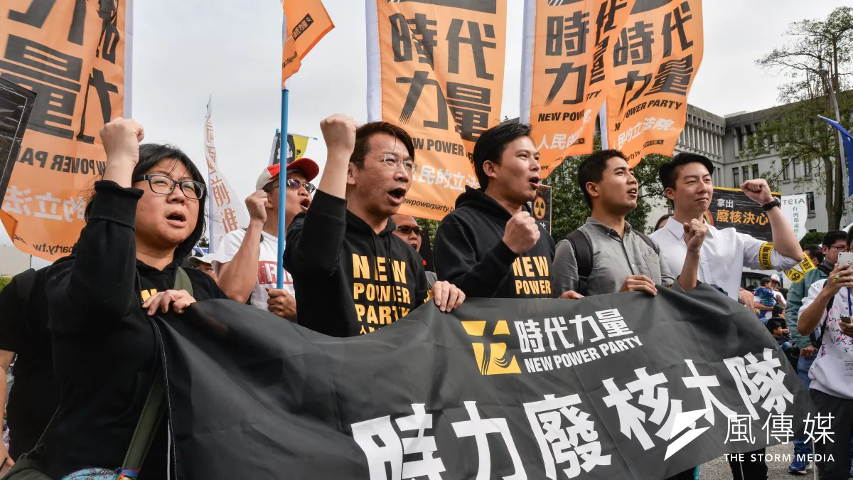 全國廢核行動平台聯合舉辦的「非核低碳 永續能源」大遊行,時代力量隊伍在立委黃國昌、徐永明領軍下,走上街頭。(甘岱民攝)