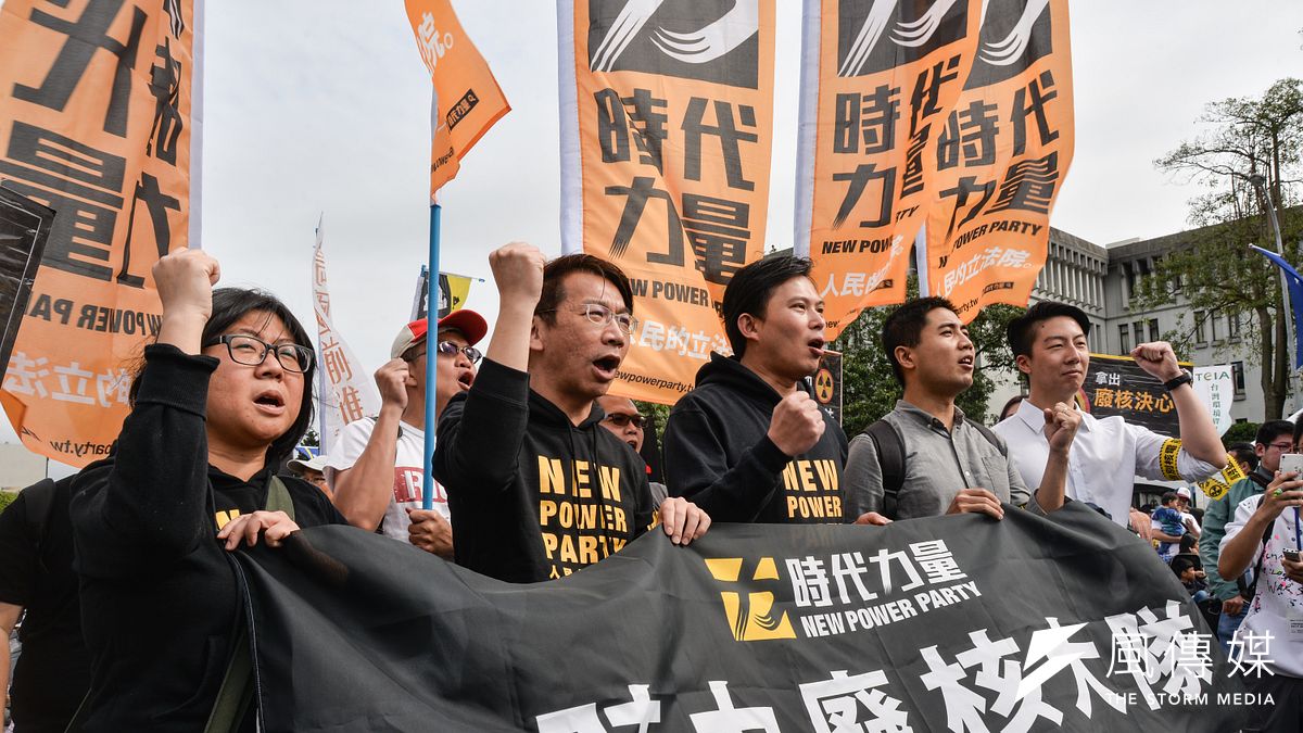 全國廢核行動平台聯合舉辦的「非核低碳 永續能源」大遊行,時代力量隊伍在立委黃國昌、徐永明領軍下,走上街頭。(甘岱民攝) 全國廢核行動平台聯合舉辦的「非核低碳 永續能源」大遊行,時代力量隊伍在立委黃國昌、徐永明領軍下,走上街頭。(甘岱民攝)