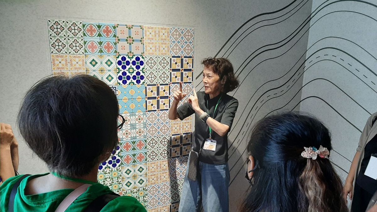 「傳藝植物園」手語導覽,花磚上的植物圖案各有其意涵。(圖/國立傳統藝術中心提供) 「傳藝植物園」手語導覽,花磚上的植物圖案各有其意涵。(圖/國立傳統藝術中心提供)