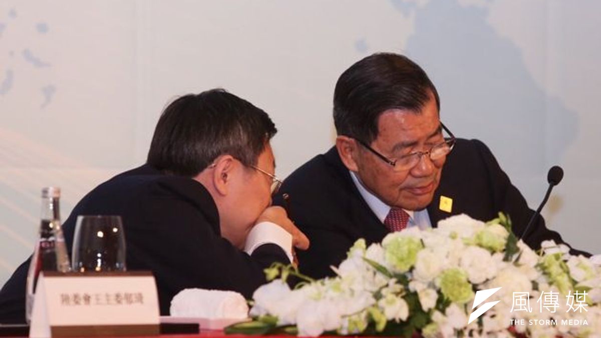 蕭習會交鋒,兩岸新聞稿藏玄機。圖為前副總統蕭萬長與陸委會主委王郁琦,在蕭習會後記者會上耳語。(林韶安攝) 蕭習會交鋒,兩岸新聞稿藏玄機。圖為前副總統蕭萬長與陸委會主委王郁琦,在蕭習會後記者會上耳語。(林韶安攝)