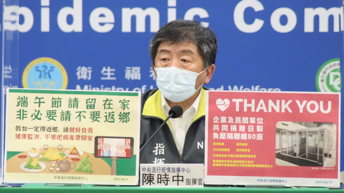 作者指出,5月起逐漸升溫的疫情,源自指揮中心指揮官放寬機組員檢疫標準。此外,至今為止指揮中心種種行為更顯示疏於對疫情的準備。(資料照,指揮中心提供)