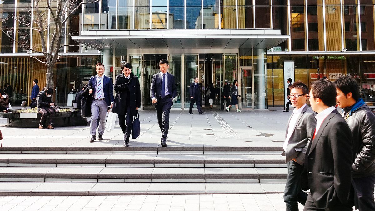 報稅季即將來臨,職場首報族若為單身、且無扶養親屬者,可扣除免稅額與薪資扣除額,只要年收入在新台幣30.3萬元以下就不用報稅。(圖/Dick Thomas Johnson@flickr) 報稅季即將來臨,職場首報族若為單身、且無扶養親屬者,可扣除免稅額與薪資扣除額,只要年收入在新台幣30.3萬元以下就不用報稅。(圖/Dick Thomas Johnson@flickr)