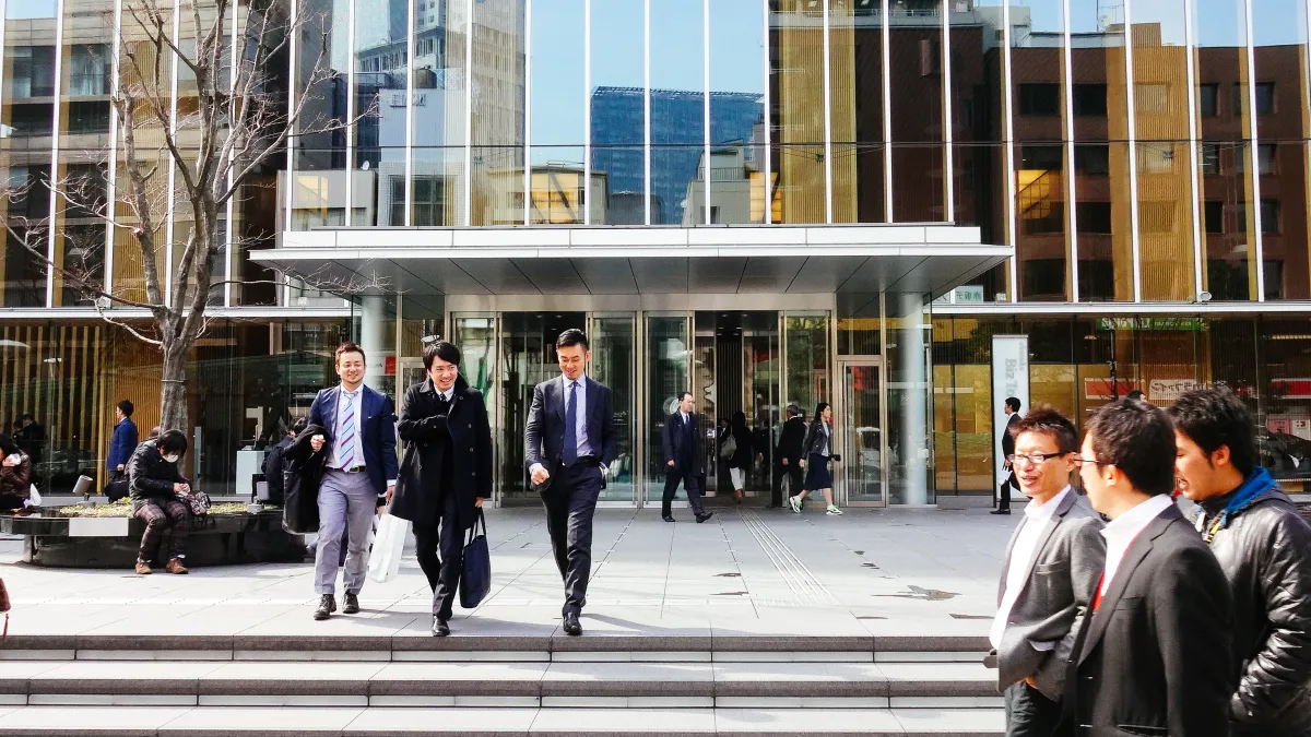 報稅季即將來臨,職場首報族若為單身、且無扶養親屬者,可扣除免稅額與薪資扣除額,只要年收入在新台幣30.3萬元以下就不用報稅。(圖/Dick Thomas Johnson@flickr)