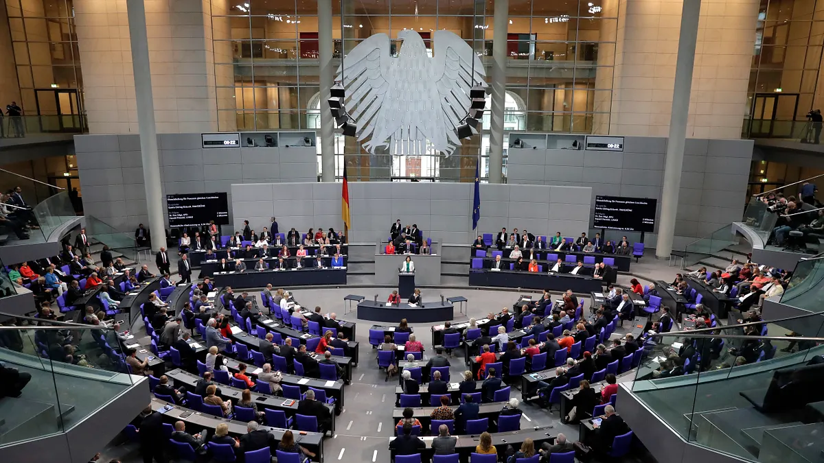 2017年6月30日,德國國會下議院「聯邦議院」表決同性婚姻合法化法案。(AP)