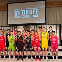Bリーグは10周年シーズンを前に都内でTIPOFFカンファレンスを開き、渡邊雄大(千葉)と富永啓生(北海道)が新シーズンへの決意を語った。(写真/黃信維撮影) Bリーグは10周年シーズンを前に都内でTIPOFFカンファレンスを開き、渡邊雄大(千葉)と富永啓生(北海道)が新シーズンへの決意を語った。(写真/黃信維撮影)