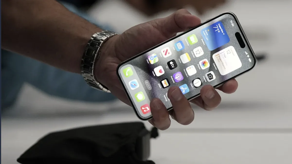 2023年9月12日,一名顧客手握iPhone 15 pro。(AP)