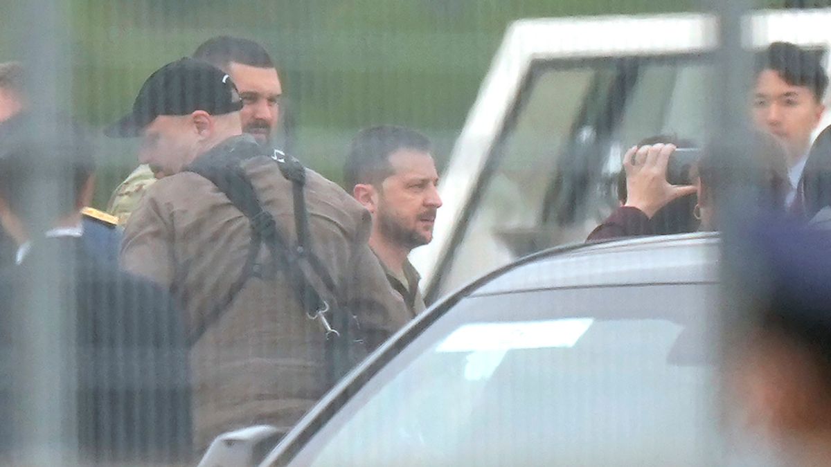 2023年5月20日,烏克蘭總統哲連斯基抵達廣島機場,出席在日本廣島舉行的G7峰會。(美聯社) 2023年5月20日,烏克蘭總統哲連斯基抵達廣島機場,出席在日本廣島舉行的G7峰會。(美聯社)