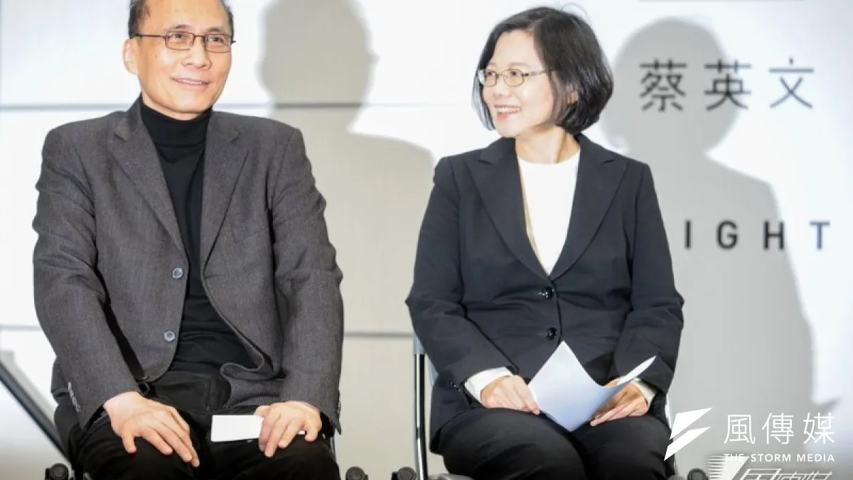 作者指出,總統蔡英文(右)就任才1年多,就面臨黨內的逼宮,更傳出台南市長賴清德將組閣,取代行政院長林全(左)。(資料照,林俊耀攝)
