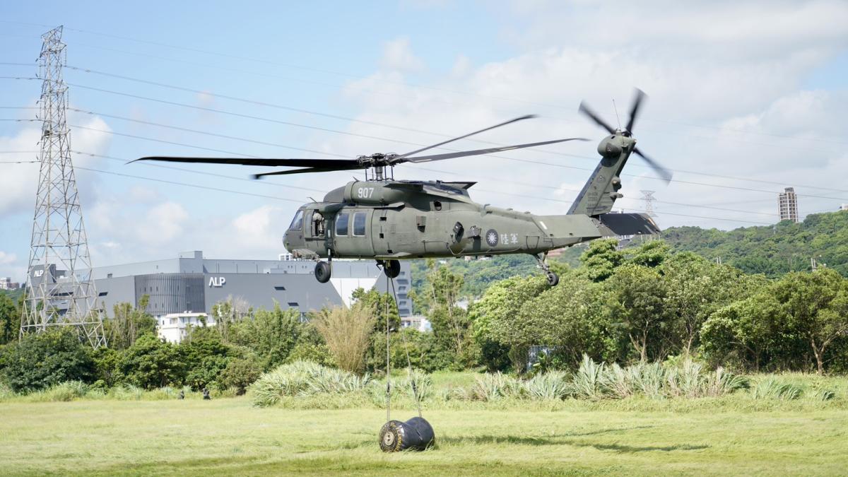 國軍聯合防禦操演》黑鷹直升機演練油囊吊掛 雷霆2000對敵火力震撼打擊
