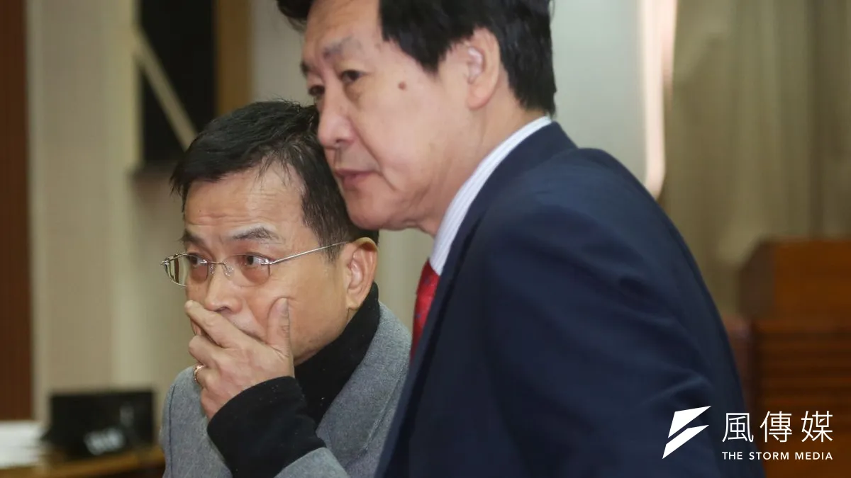 國民黨團幹事長賴士葆(左)說,修憲工程愈快啟動愈好。(資料照/余志偉攝)