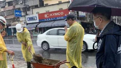 強降雨造成路面積淹水,地政局陳冠福局長(右一)親至工地現勘及督導清疏。(圖/高市地政局提供)