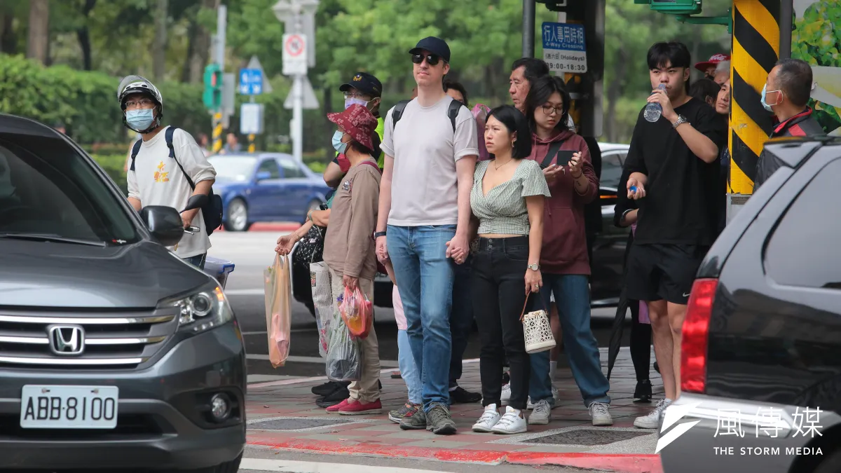 圖為反攻大路社團舉行的行人路口串連快閃活動。(顏麟宇攝)