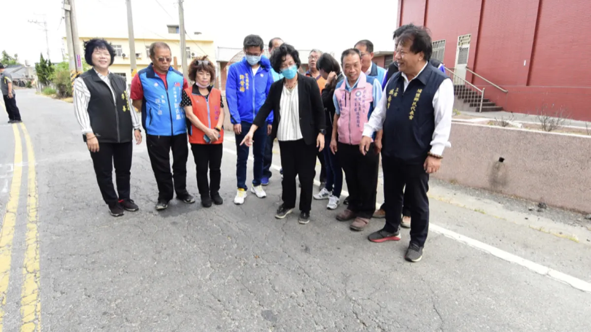 彰化縣政府撥款680萬元動工整修埔鹽鄉番金路,縣長王惠美前往實勘。(圖/彰化縣政府提供)
