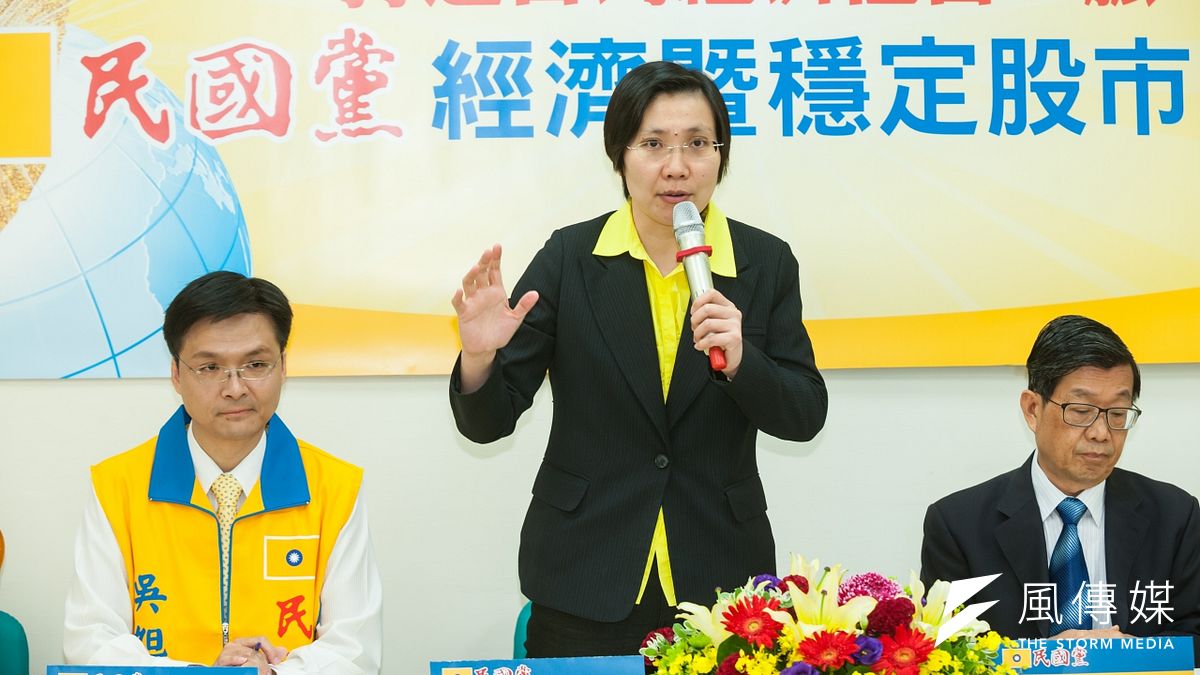 民國黨16日上午召開政策記者會,拋出拯救股市及經濟的解方,徐欣瑩強調,要讓台灣「青天白日、滿地黃金」,人民和國家都更加富有。(顏麟宇攝) 民國黨16日上午召開政策記者會,拋出拯救股市及經濟的解方,徐欣瑩強調,要讓台灣「青天白日、滿地黃金」,人民和國家都更加富有。(顏麟宇攝)