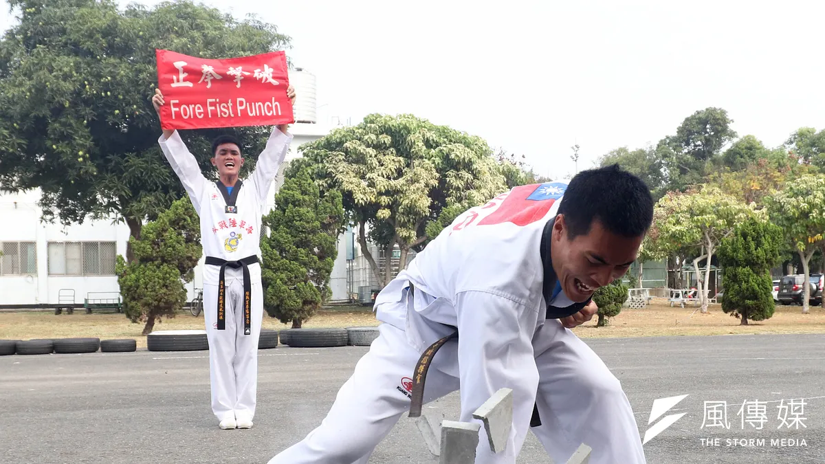 莒拳隊員示範功力擊破動作。要能一次擊破的秘訣,不只人員技術到達一定高度,最重要的是全神貫注,如有分神,不僅無法貫穿,甚至會造成受傷。(蘇仲泓攝) 莒拳隊員示範功力擊破動作。要能一次擊破的秘訣,不只人員技術到達一定高度,最重要的是全神貫注,如有分神,不僅無法貫穿,甚至會造成受傷。(蘇仲泓攝)