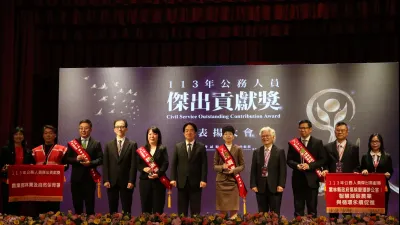 「雲林縣政府氣候變遷辦公室:智慧減碳農業與循環永續促進」團隊獲考試院公務人員傑出貢獻獎,17日由賴清德總統親自頒獎表揚。(圖/雲林縣政府計劃處提供)