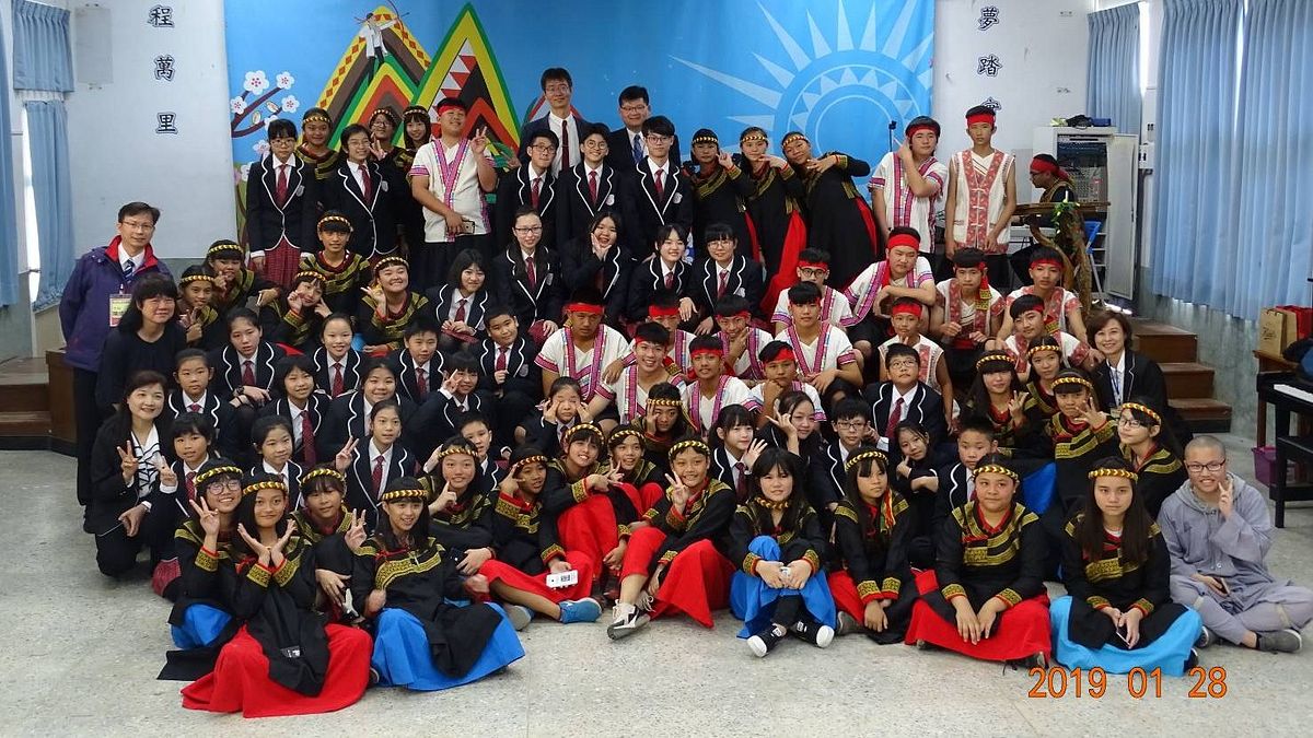 新北市少年合唱團赴高雄進行文化學習與藝術交流之旅,並與獲得第10屆世界合唱比賽公開賽金牌的寶來國中合唱團共同演出,獲民眾好評。(圖/新北市教育局提供) 新北市少年合唱團赴高雄進行文化學習與藝術交流之旅,並與獲得第10屆世界合唱比賽公開賽金牌的寶來國中合唱團共同演出,獲民眾好評。(圖/新北市教育局提供)