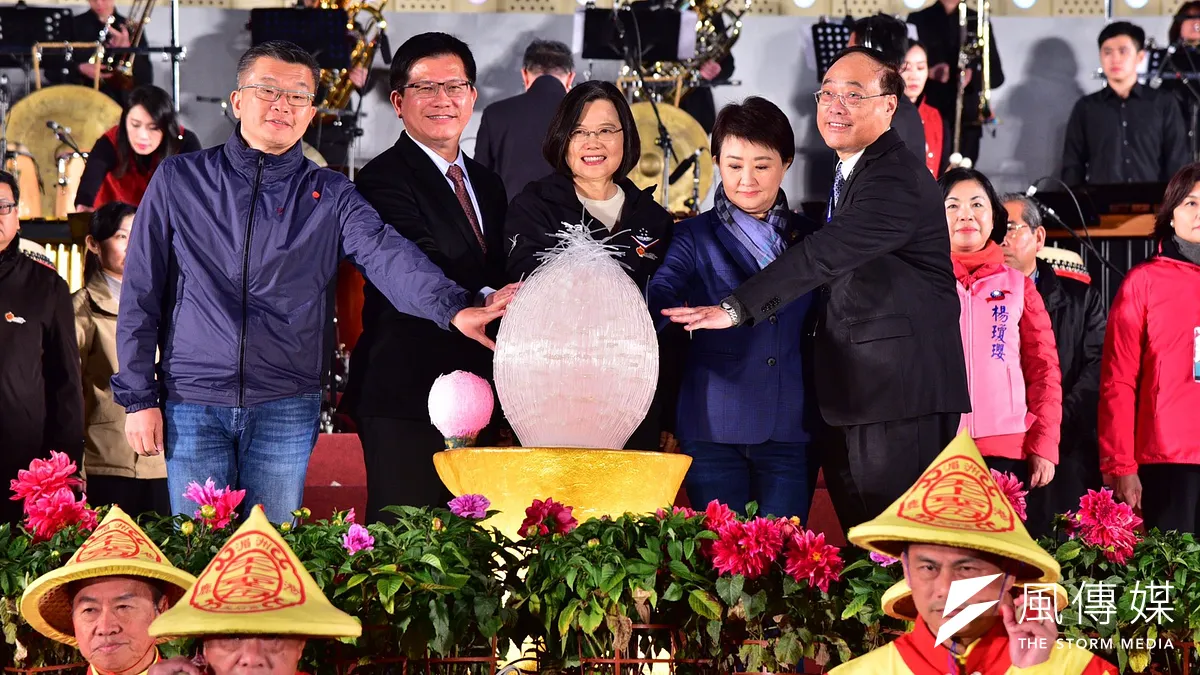 第31屆台灣燈會今日晚間在台中市后里森林園區揭幕,立法院副院長蔡其昌(左起)、交通部長林佳龍、總統蔡英文、台中市長盧秀燕、觀光局長周永暉同台點燈。(交通部觀光局提供)