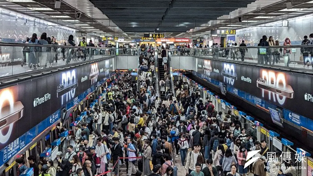 台北メトロは多くの人の通勤通学の手段であり、その清潔さと便利さが常に称賛される。(写真/王仁邑提供) 台北メトロは多くの人の通勤通学の手段であり、その清潔さと便利さが常に称賛される。(写真/王仁邑提供)