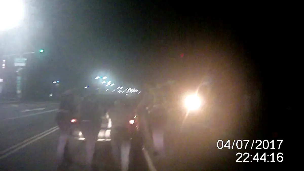 小客車路口拋錨 暖警即時協助脫困