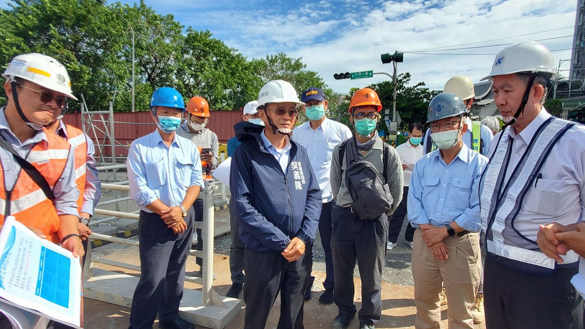 捷運工程局吳義隆局長關心輕軌工程封路期間周邊交通疏導措施。(圖/高市捷運局提供) 捷運工程局吳義隆局長關心輕軌工程封路期間周邊交通疏導措施。(圖/高市捷運局提供)