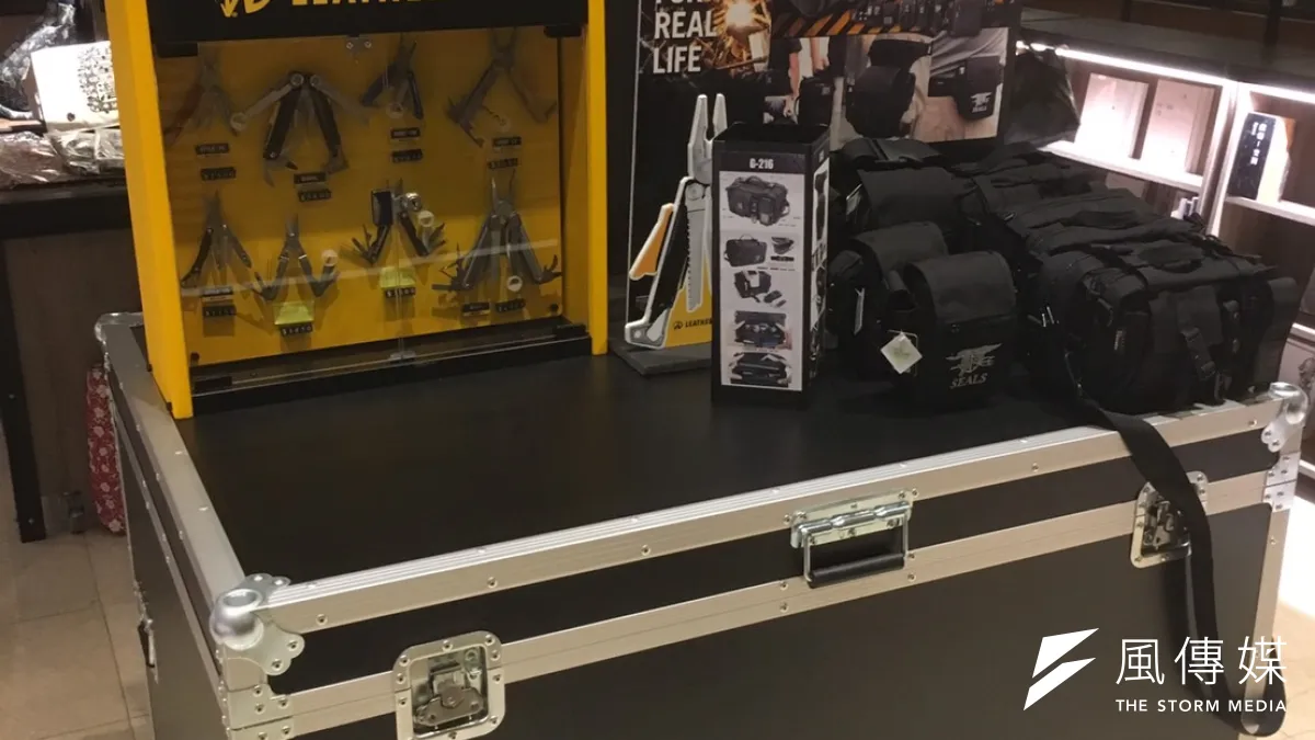 「戲台書店」入口首先映入眼簾的販賣物,卻是LEATHERMAN的各類多功能工具鉗,以及GUN TOP GRADE多功能機動任務袋 。 (顏振凱攝)