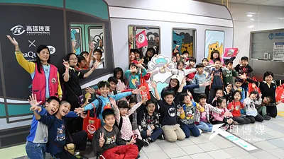 高捷吉祥物「哈比」攜手赫思西亞公司代言人「皮寬」於高捷西子灣站打造高捷新春主題車站。(圖/徐炳文攝)