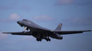 美軍將B-1「槍騎兵」轟炸機從英國費爾福德皇家空軍基地撤離。(資料照,美聯社) 美軍將B-1「槍騎兵」轟炸機從英國費爾福德皇家空軍基地撤離。(資料照,美聯社)