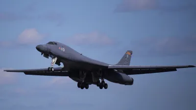 2026年3月26日,一架美軍B-1「槍騎兵」轟炸機從英國費爾福德皇家空軍基地起飛。(美聯社)