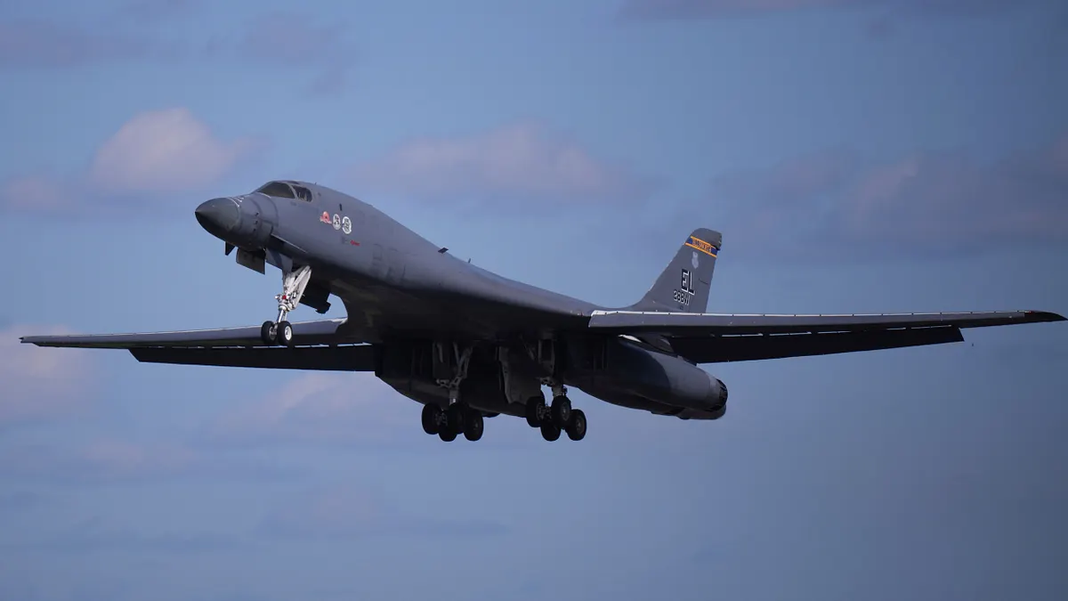 2026年3月26日,一架美軍B-1「槍騎兵」轟炸機從英國費爾福德皇家空軍基地起飛。(美聯社)