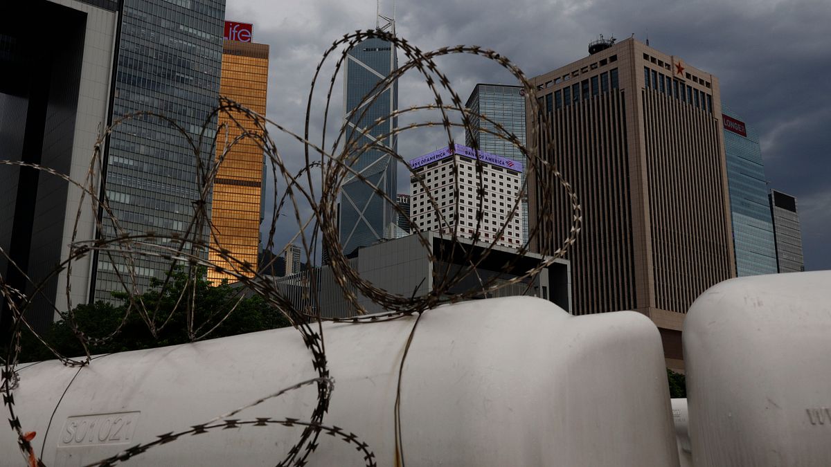 中國全國人大於今(28)日表決通過「港版國安法」,民進黨黨政人士表示,政府將視後續發展調整《港澳條例》。圖為解放軍香港營區。(資料照,美聯社) 中國全國人大於今(28)日表決通過「港版國安法」,民進黨黨政人士表示,政府將視後續發展調整《港澳條例》。圖為解放軍香港營區。(資料照,美聯社)