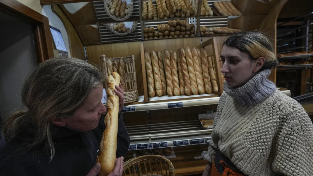 聯合國教科文組織(UNESCO)正式將長棍麵包(baguettes)的手工技藝與文化列入「非物質文化遺產」名錄。(AP)