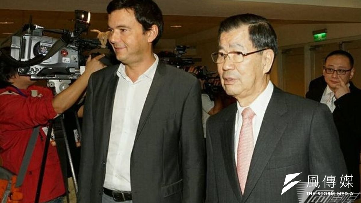 《21世紀資本論》作者皮凱提講座,前副總統蕭萬長陪同進場。(蘇仲泓攝) 《21世紀資本論》作者皮凱提講座,前副總統蕭萬長陪同進場。(蘇仲泓攝)