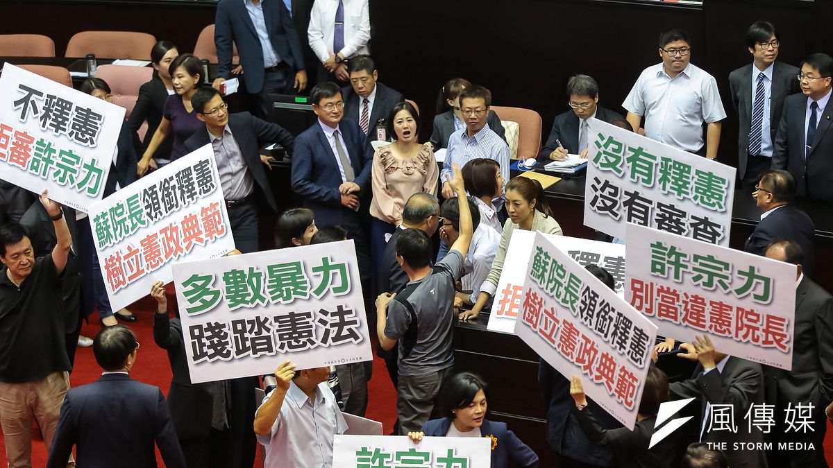 國民黨立委在議場內高舉「不釋憲,拒審許宗力」「許宗力,別當違憲院長」等標語。(顏麟宇攝) 國民黨立委在議場內高舉「不釋憲,拒審許宗力」「許宗力,別當違憲院長」等標語。(顏麟宇攝)