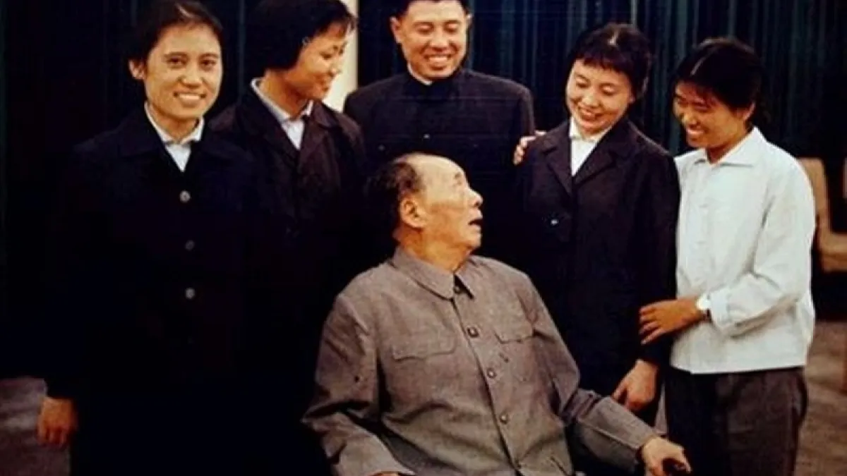 毛澤東和工作人員合照,不忘回首看著張玉鳳。