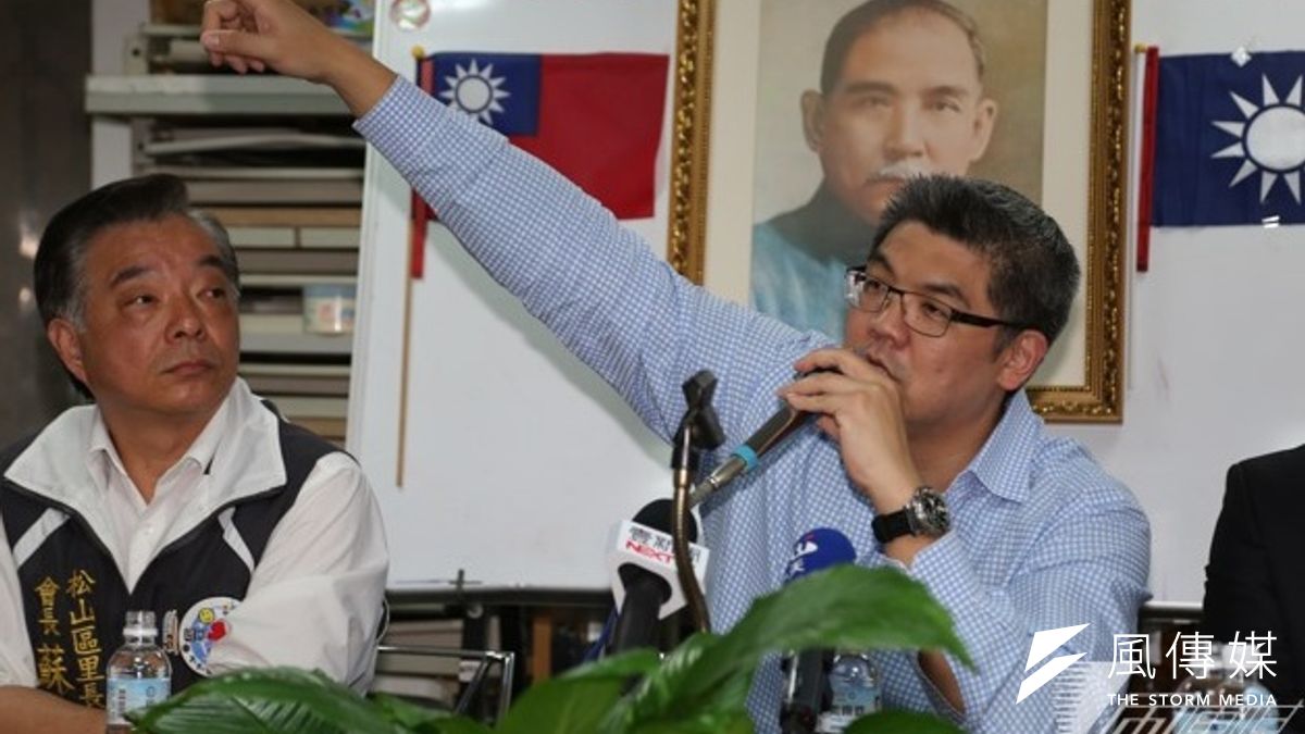 國民黨台北市長黨內初選民調後天就要展開,連勝文陣營11日出手痛批對手丁守中造假。(圖為連勝文拜會松山里長聯誼會,余志偉攝) 國民黨台北市長黨內初選民調後天就要展開,連勝文陣營11日出手痛批對手丁守中造假。(圖為連勝文拜會松山里長聯誼會,余志偉攝)