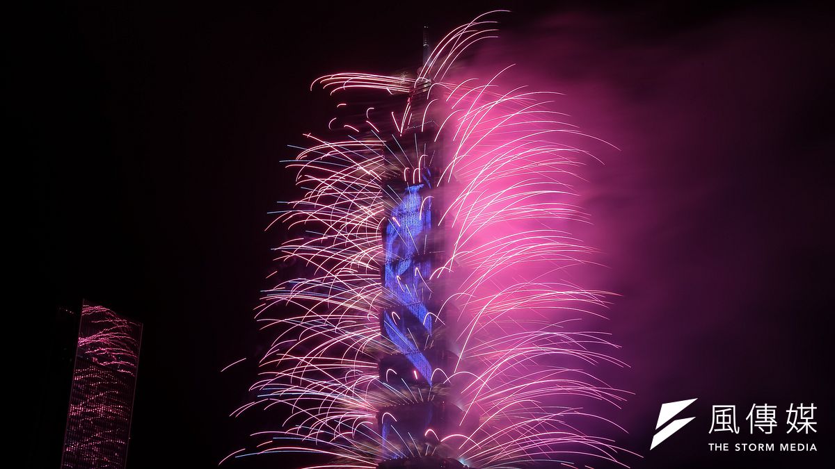 台北101跨年煙火施放6分鐘,總經費逾新台幣6000萬元。(顏麟宇攝) 台北101跨年煙火施放6分鐘,總經費逾新台幣6000萬元。(顏麟宇攝)