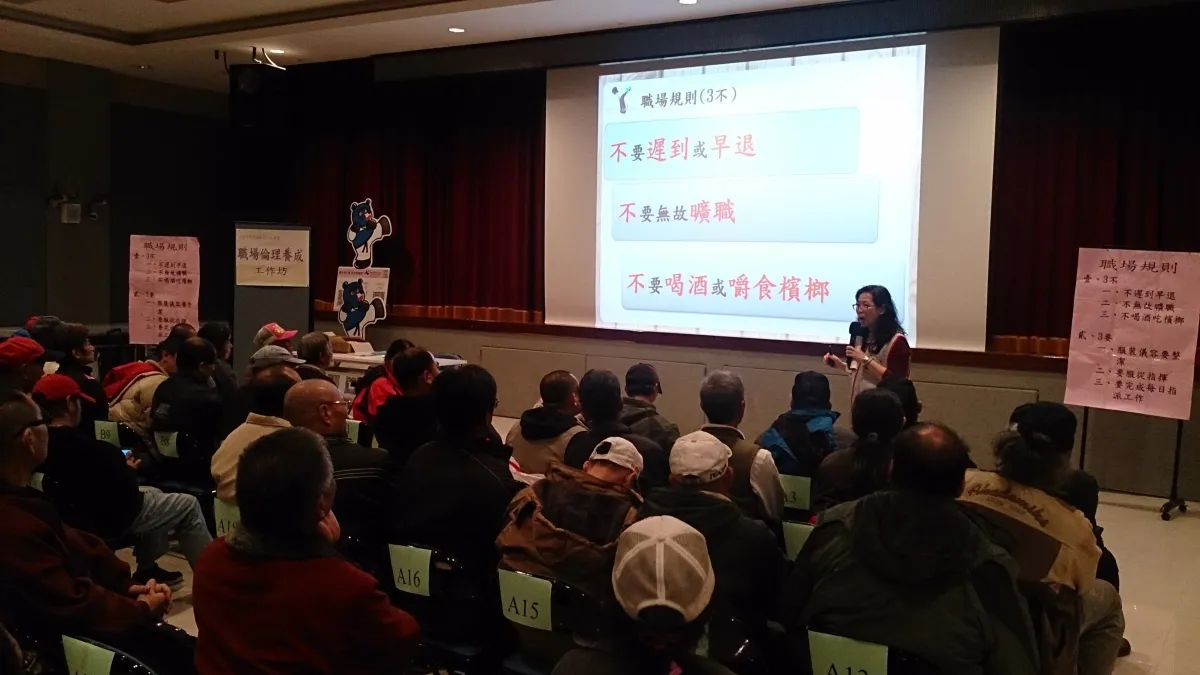 勞動局表示,讓參加專案的遊民訓練工作態度與職場規範,共同約定不遲到早退、不無故曠職、不喝酒與嚼食檳榔、以及要維持服裝儀容整潔、要服從用人單位指揮、要培養認真工作態度的工作規則。(台北市政府提供)