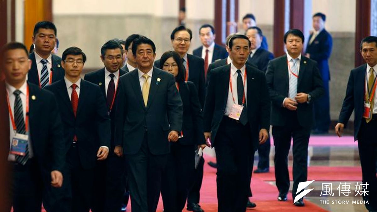 日相安倍晉三(黃領帶者)11日召開記者會。(美聯社) 日相安倍晉三(黃領帶者)11日召開記者會。(美聯社)