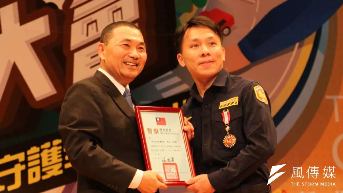 新北市長侯友宜出席警察節慶祝大會,並頒獎表揚8名模範警察、10名警察獎章代表及2名刑事鑑識楷模。他代表四百多萬新北市民感謝警察的犧牲奉獻,同時感謝警眷全力支持在外衝鋒陷陣的警察家人,讓他們無憂無慮守護新北市。 (圖/李梅瑛攝)