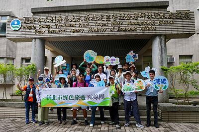 觀光旅遊局楊宗珉局長(中排右3)、臺北水源特定區管理分署劉秀鳳分署長(中排右4)與媒體朋友及旅遊業者齊聚坪林,開啟新北市綠色旅遊新里程碑。圖/新北市政府觀光旅遊局提供